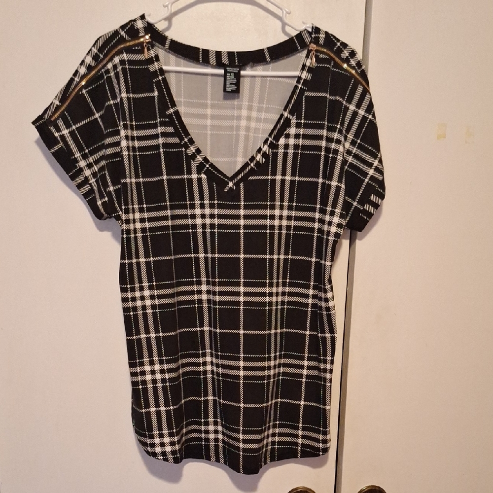 Evan Picone Black and White Plaid V-Neck Top